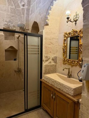 Luxury-Doppelzimmer, Blick auf den Innenhof | Badezimmer