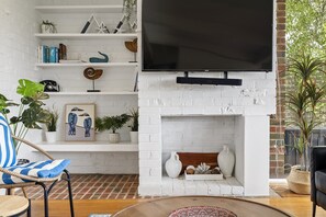 Living room - Light-filled House Near Beaches and Cafes (Melbourne)