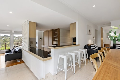 Light-filled House Near Beaches and Cafes