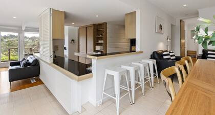 Light-filled House Near Beaches and Cafes