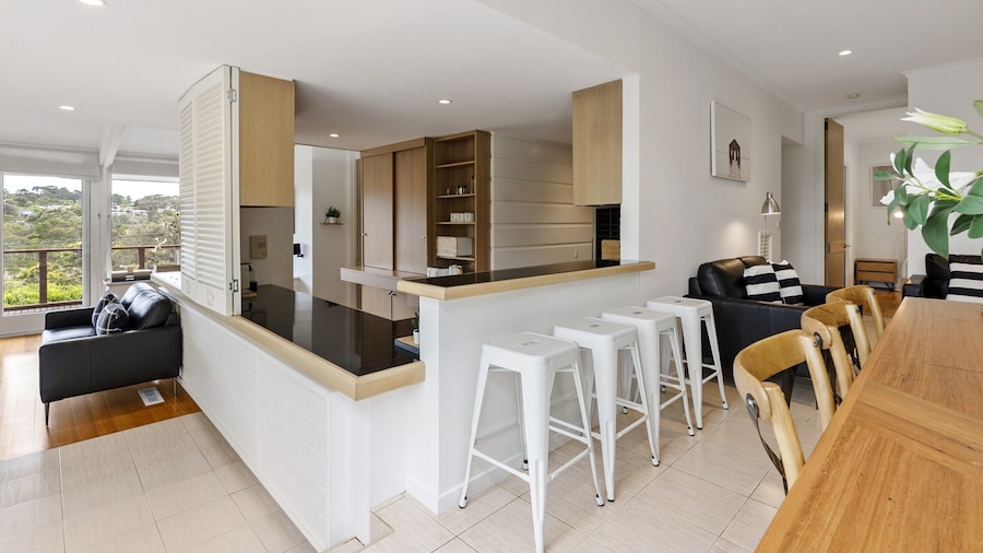 Light-filled House Near Beaches and Cafes