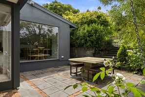 Apartment | Balcony - Light-filled House Near Beaches and Cafes (Melbourne)