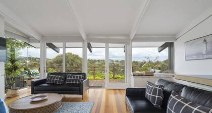 Light-filled House Near Beaches and Cafes