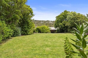 Garden - Light-filled House Near Beaches and Cafes (Melbourne)