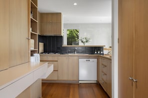 Apartment | Private kitchen | Fridge, dishwasher, electric kettle - Light-filled House Near Beaches and Cafes (Melbourne)