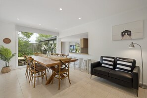Apartment | Living room | Fireplace - Light-filled House Near Beaches and Cafes (Melbourne)