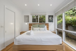 Apartment | 3 bedrooms, bed sheets - Light-filled House Near Beaches and Cafes (Melbourne)