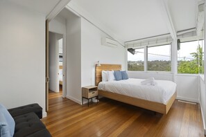 3 bedrooms, bed sheets - Light-filled House Near Beaches and Cafes (Melbourne)