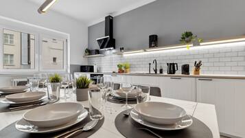 Apartment, Stadtblick | Essbereich im Zimmer