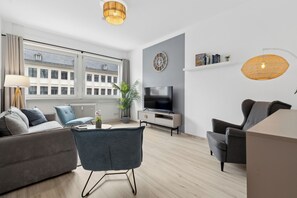 55-inch Smart TV with digital channels, Netflix, toys - Apartment Pyramidenblick (Karlsruhe)