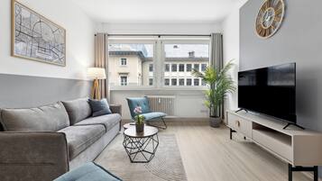 Apartment, Stadtblick | Wohnbereich | 55-Zoll-Smart-TV mit Digitalempfang, Netflix, Kinderspielzeug