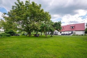 Property grounds - Comfortable house with a swimming pool and sauna (Anielino)