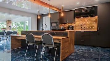 Fridge, microwave, stovetop, dishwasher