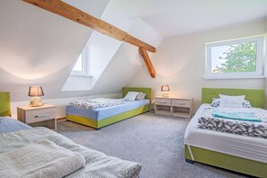 4 bedrooms, travel crib, WiFi (free), bed sheets