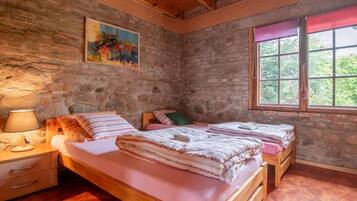 4 bedrooms, travel crib, WiFi (free), bed sheets