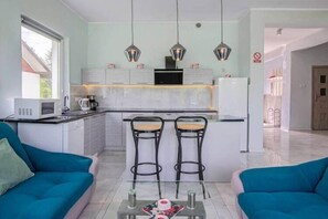 Smart-TV, Kamin, Tischfußball, Tischtennisplatte