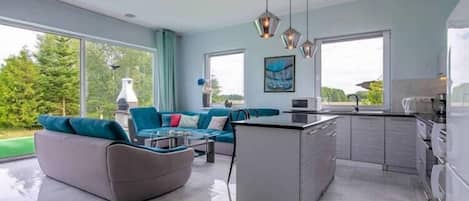 Una Smart TV, una chimenea, un futbolín, una mesa de tenis de mesa