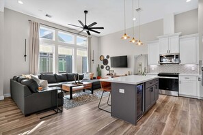 Living area - NEW! Bright 3BR Houston Retreat Near Heights & Galleria (Houston)