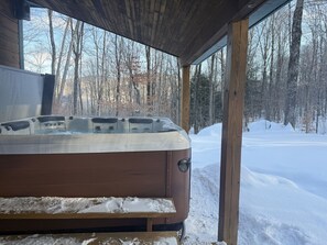 Outdoor spa tub - TangleWood Ski Chalet- Hot tub, Spacious, Near Resort (Killington)
