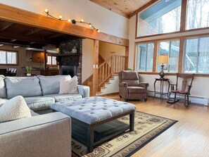 TV, fireplace - TangleWood Ski Chalet- Hot tub, Spacious, Near Resort (Killington)