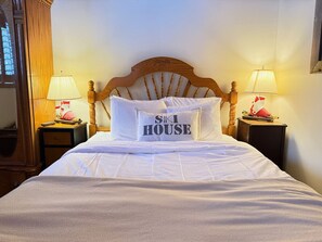 4 bedrooms, travel cot, WiFi, bed sheets - TangleWood Ski Chalet- Hot tub, Spacious, Near Resort (Killington)
