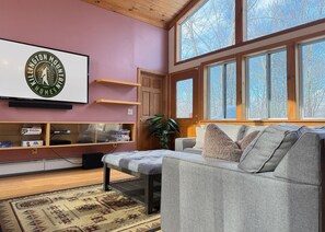 TV, fireplace - TangleWood Ski Chalet- Hot tub, Spacious, Near Resort (Killington)