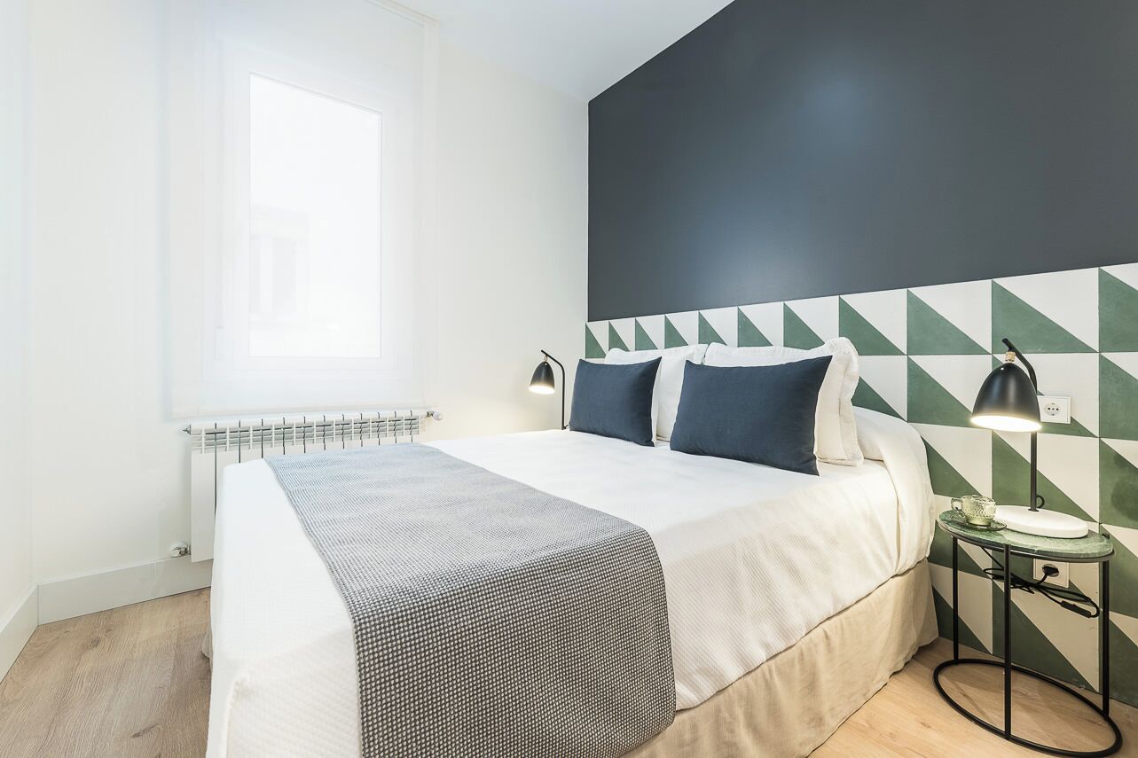 Tabla de planchar con plancha, Internet, ropa de cama