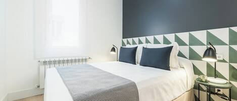 Tabla de planchar con plancha, Internet, ropa de cama