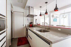 Fridge, microwave, oven, coffee/tea maker - Penthouse in Canasvieiras | WI-FI 250mb #CANA05M (Florianópolis)