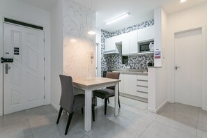 Fridge, microwave, oven, coffee/tea maker - Smart TV | 300m from Lagoa | 600mb Wi-Fi #LA13M (Florianópolis)