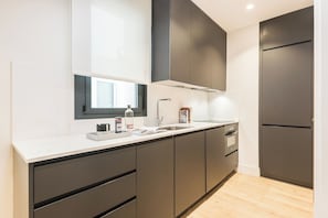 Fridge, microwave, oven, dishwasher - Doctor Castelo XLIV - One Bedroom Apartment, Sleeps 2 (Madrid)