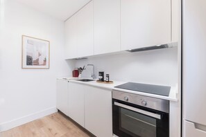Een koelkast, een magnetron, een oven, een vaatwasser