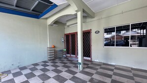 Un vaste espace intérieur doté d’un sol à carreaux, d’une échelle en métal et d’une porte en métal.