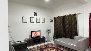 Family Townhome, Non Smoking, Air conditioning | Living area