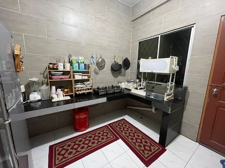 Family Townhome, Non Smoking, Air conditioning | Private kitchen