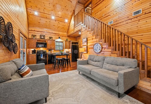 Cozy Woodland Cabin for Couples and Friends