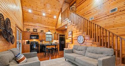 Cozy Woodland Cabin for Couples and Friends