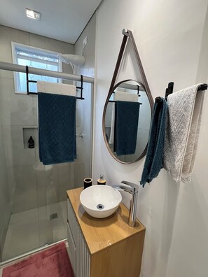Chuveiro, secador de cabelo, bidê, toalhas de banho
