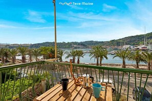 Outdoor dining - Immerse yourself in beauty by staying at Giuly House, just 2 steps from Portovenere.From the comfortable balcony you can enjoy a breathtaking view of the crystal clear sea, ideal for starting the day with an al fresco breakfast or relaxing at sunset with (Le Grazie)