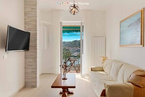 Living area - Immerse yourself in beauty by staying at Giuly House, just 2 steps from Portovenere.From the comfortable balcony you can enjoy a breathtaking view of the crystal clear sea, ideal for starting the day with an al fresco breakfast or relaxing at sunset with (Le Grazie)