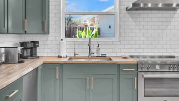 KĂŒhlschrank, Mikrowelle, Ofen, Herdplatte