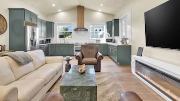 Una televisión, una chimenea