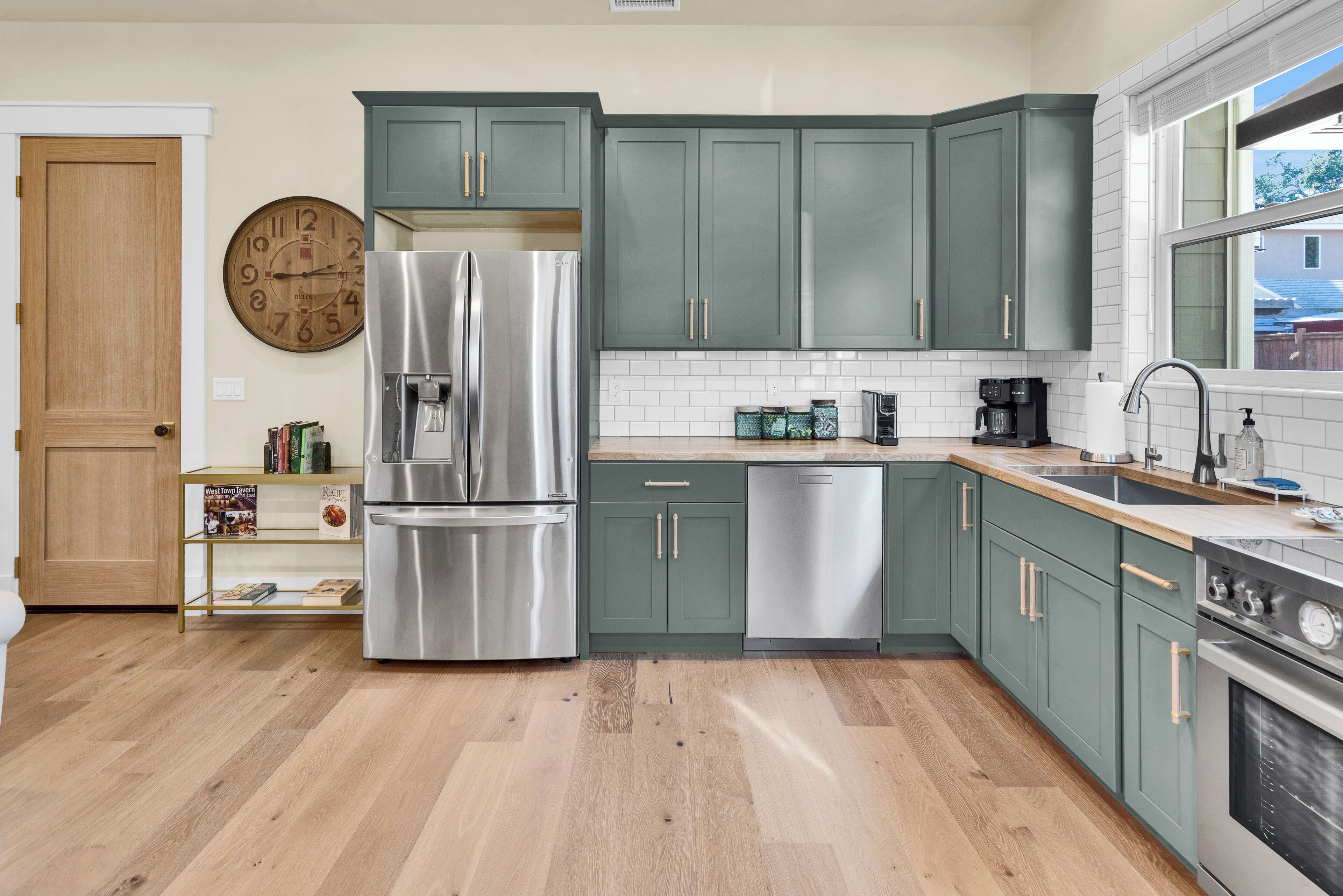 Microondas, horno, placa de cocina y lavavajillas