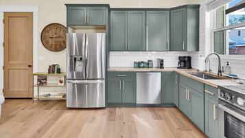 Microondas, horno, placa de cocina y lavavajillas