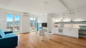 Un apartamento moderno con comedor, cocina y sofá.