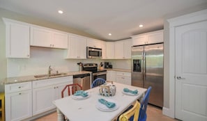 Microwave, oven, stovetop, dishwasher - Amazing location~Heated pool~One min to Beach! (Holmes Beach)