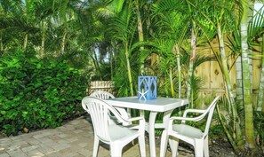 Outdoor dining - Amazing location~Heated pool~One min to Beach! (Holmes Beach)