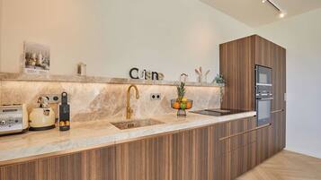 Appartement | Privékeuken | Een koelkast, een microgolfoven, een oven, een vaatwasser