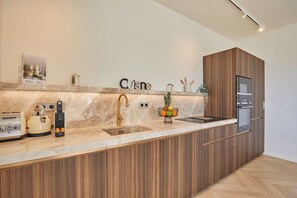 Apartamento | Cocina privada | Frigorífico, microondas, horno y lavavajillas