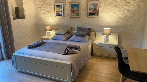 Iron/ironing board, Internet, bed sheets